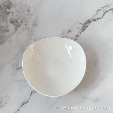 Geschirr aus weißer Keramik Mit Salzflasche